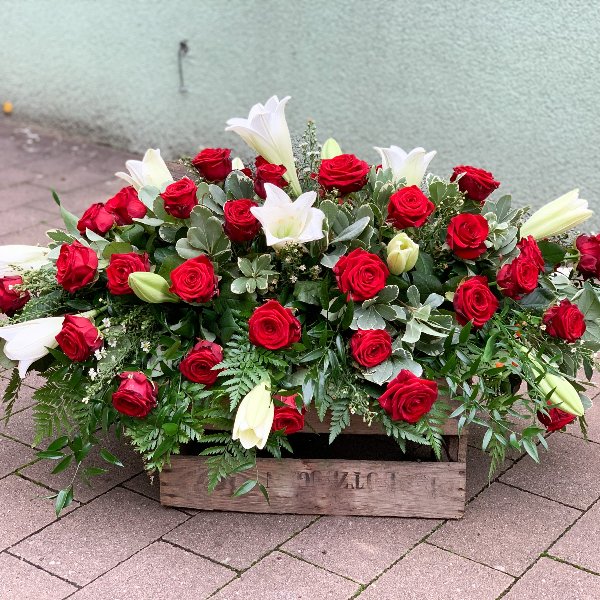 Sargbukett Rote Rosen und Weiße Lilien Bild 1