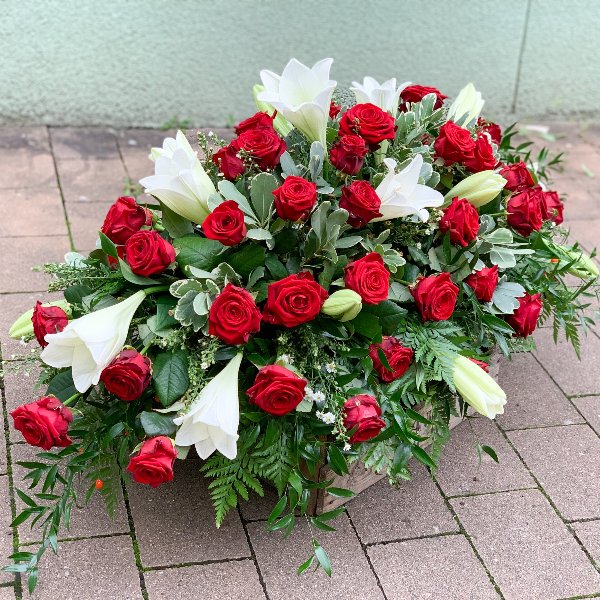 Sargbukett Rote Rosen und Weiße Lilien Bild 3
